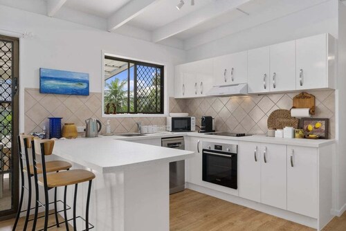 Palm Hideaway - Holiday Hub Bribie Island