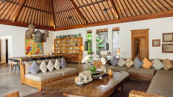 Villa, privat basseng | Oppholdsområde | En 32-tommers Flatskjerm-TV med digitale kanaler samt DVD-spiller