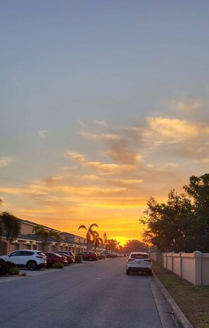 Parkplätze auf dem Gelände