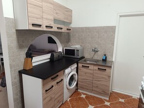 Interior - Fully equipped apartment with kitchen and bathroom. Teljesen felszerelt lakás. (15/A)