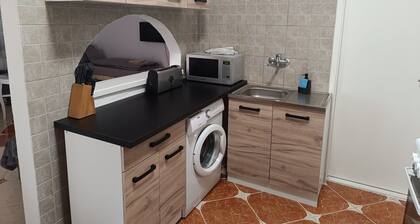 Voll ausgestattetes Apartment mit KĂŒche und Bad.
Teljesen felszerelt lakĂĄs.