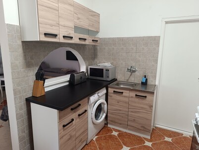 Fully equipped apartment with kitchen and bathroom. Teljesen felszerelt lakás.