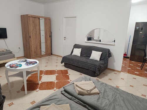 Voll ausgestattetes Apartment mit Küche und Bad.

Teljesen felszerelt lakás.