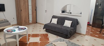 Fully equipped apartment with kitchen and bathroom. Teljesen felszerelt lakás.