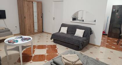 Voll ausgestattetes Apartment mit KĂŒche und Bad.
Teljesen felszerelt lakĂĄs.