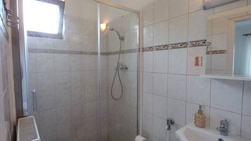 Chuveiro, secador de cabelo, toalhas de banho, sabonete