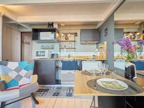 Jääkaappi, mikroaaltouuni, uuni, astianpesukone