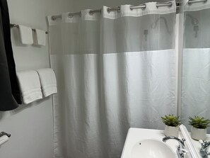 Sèche-cheveux, serviettes fournies, savon, shampoing