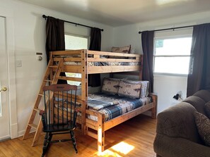 Escritorio, tabla de planchar con plancha, wifi gratis y ropa de cama