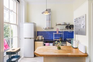 Refrigerador, horno, cafetera/tetera, tostadora