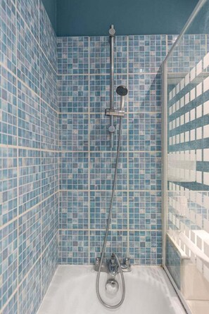 Shower, hair dryer, towels - GuestReady - Chic retreat near Paddington (London)