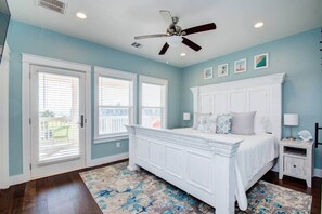 4 chambres, bureau, fer et planche à repasser, lit de bébé portatif