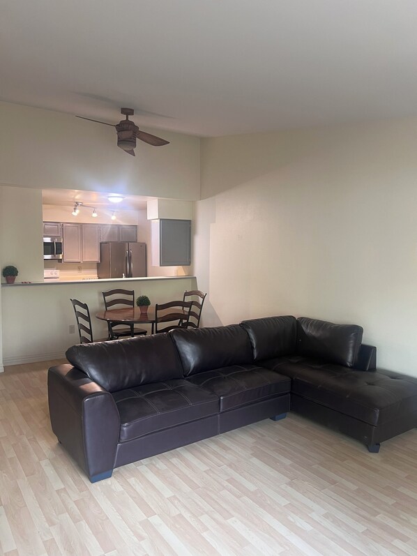 Een televisie en een open haard