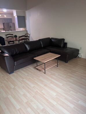 Een televisie en een open haard