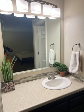 Een haardroger, handdoeken, zeep, toiletpapier