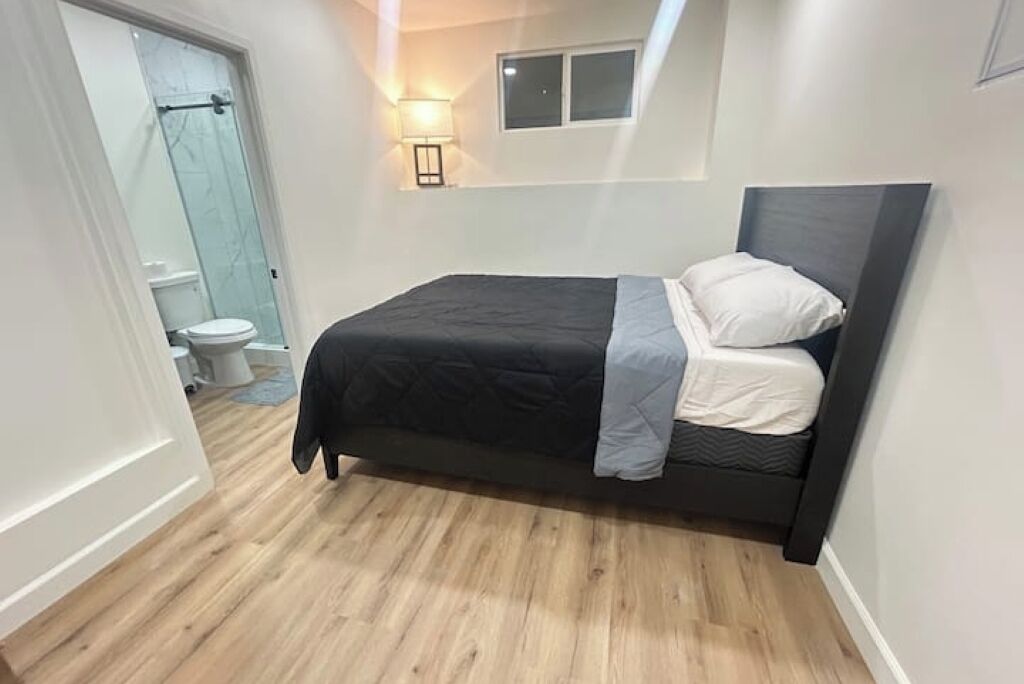 2 slaapkamers, een bureau, een strijkplank/strijkijzer, gratis wifi