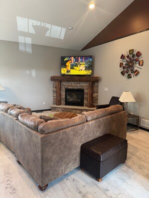 Living area - Superb 5-bedroom house in Big Lake in friendly, safe neighborhood. (Big Lake)