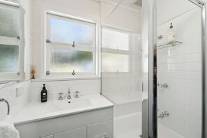 Bathroom - Coningham Beach House - 3 Bedrooms (Coningham)