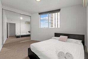2 bedrooms, desk, iron/ironing board, WiFi