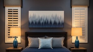 Ein Schlafzimmer mit einem großen Bett, zwei Nachttischen, einem Kopfteil und einem Gemälde darüber.