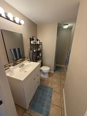 Suihku, hiustenkuivaaja, pyyhkeet, vessapaperi