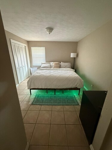 Charming 2-bedroom house in cool Sarasota with AC