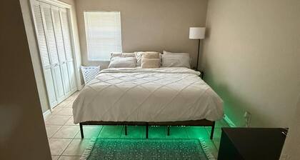 Charming 2-bedroom house in cool Sarasota with AC