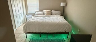 Charming 2-bedroom house in cool Sarasota with AC