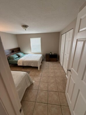 2 habitaciones, tabla de planchar con plancha, wifi y ropa de cama