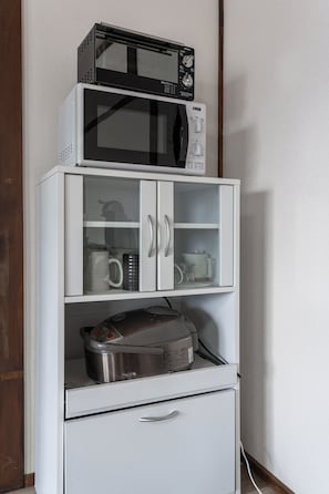Grand réfrigérateur, micro-ondes, plaque de cuisson