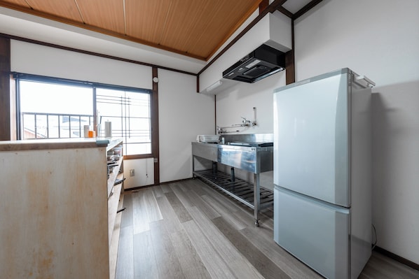 Full-size fridge, microwave, stovetop, cookware/dishes/utensils