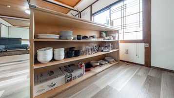 Stort kylskåp, mikrovågsugn, spishäll och grytor/köksredskap