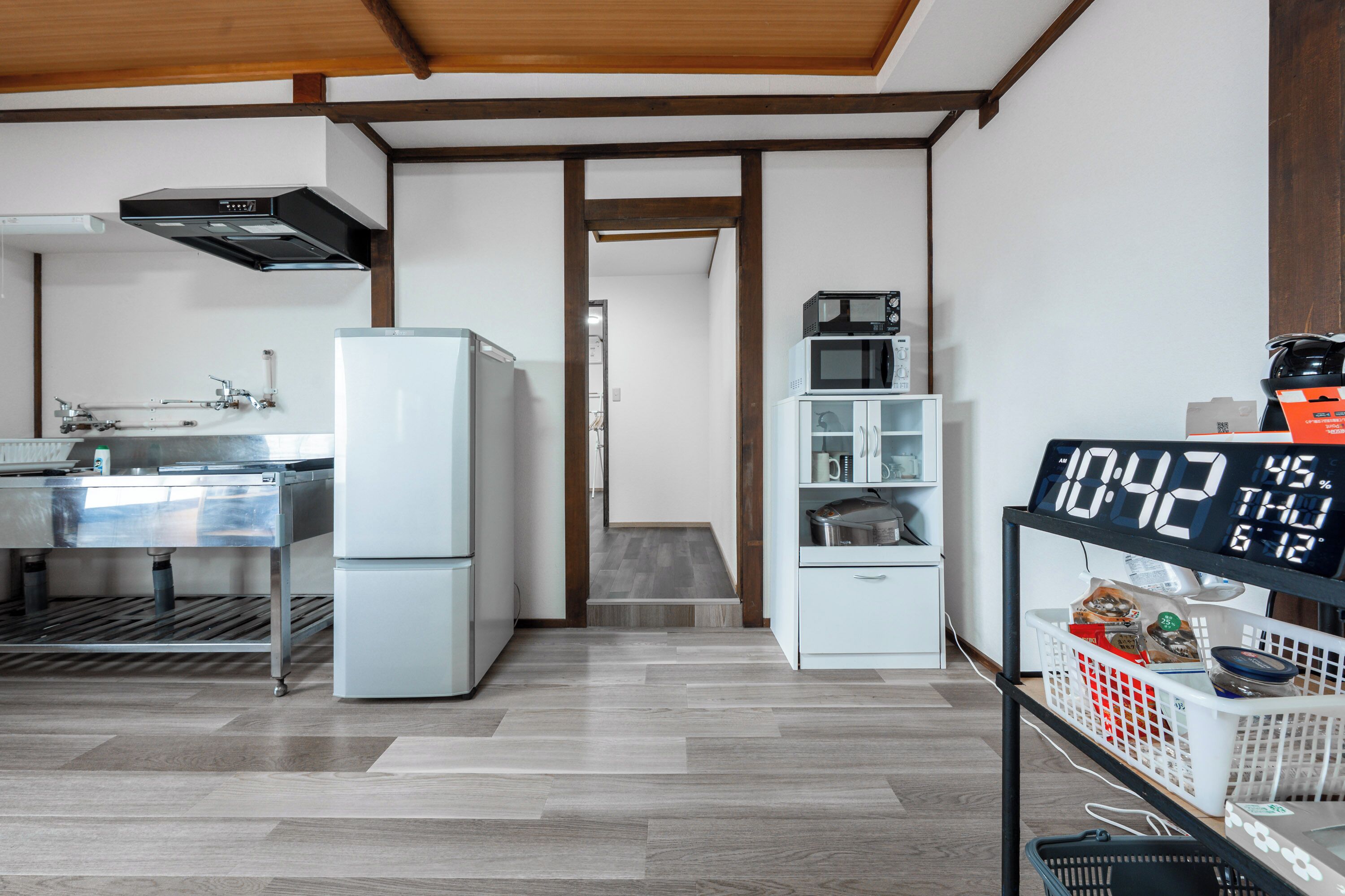 Stort kylskåp, mikrovågsugn, spishäll och grytor/köksredskap