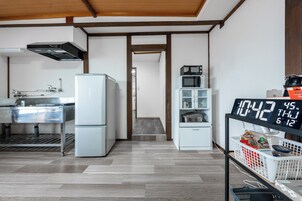 Refrigerador con freezer, microondas, placa de cocina