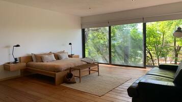 6 bedrooms, desk, iron/ironing board, free WiFi