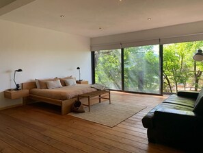 6 bedrooms, desk, iron/ironing board, free WiFi