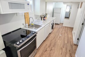 Jääkaappi, mikroaaltouuni, uuni, liesi