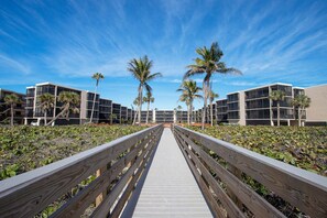 Property grounds - Charming 2-bedroom condo in fabulous Sanibel at Sundial (Sanibel)