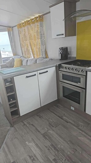 Refrigerador, microondas, horno, placa de cocina