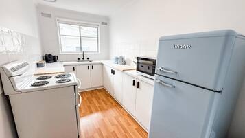 Køleskab, mikrobølgeovn, ovn, kogeplade