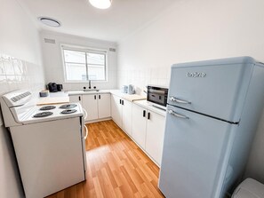 Een koelkast, een magnetron, een oven, een kookplaat