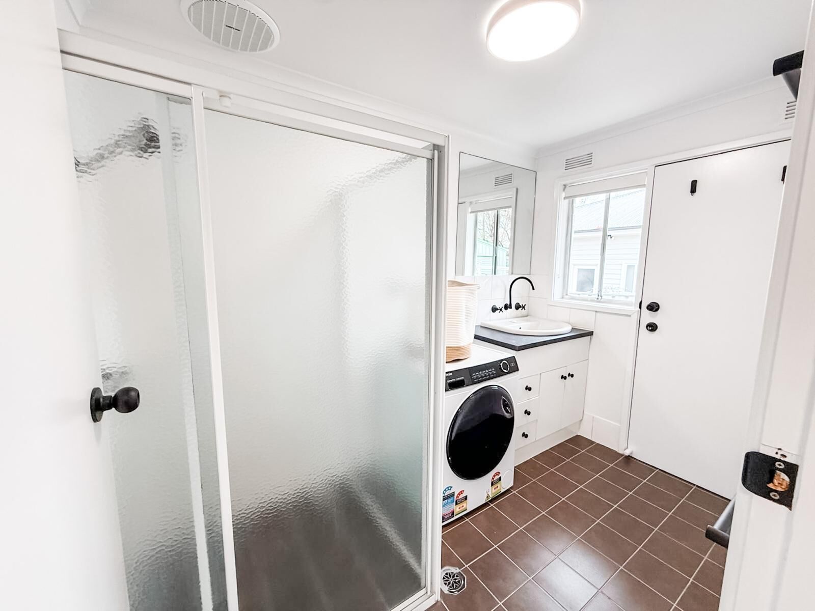 Hiustenkuivaaja, pyyhkeet, saippua, sampoo