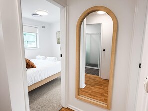 2 chambres, fer et planche à repasser, draps fournis
