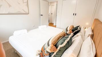 2 habitaciones, tabla de planchar con plancha y ropa de cama