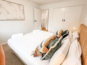 2 slaapkamers, een strijkplank/strijkijzer, beddengoed