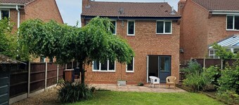 3 Bed House - Sleeps 5 - Pets - Parking
