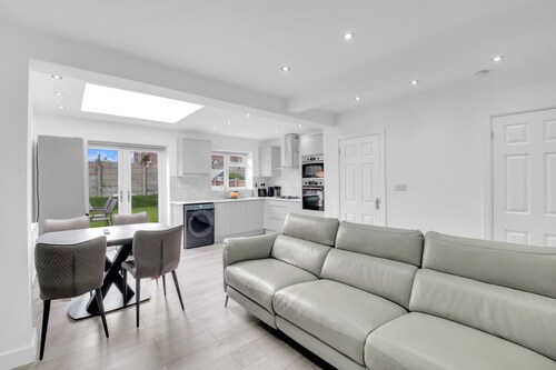 4 Bed - Sleeps 8 - Free Parking - Garden