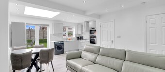 4 Bed - Sleeps 8 - Free Parking - Garden
