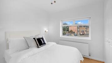 4 bedrooms, iron/ironing board, WiFi, bed sheets