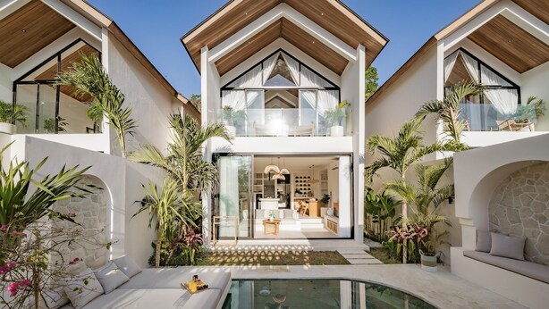 A modern house with a pool, outdoor seating, and lush greenery. - Villa Yuni Uluwatu (Pecatu)